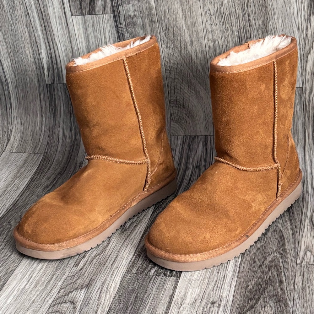 Koolaburra Chestnut Suede Short Boots Size 6